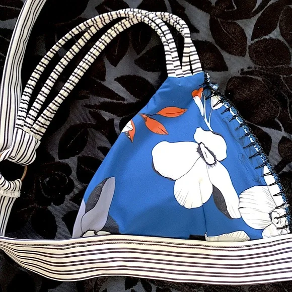 4/$25 NWT--Women's Red Carter Blue and White Floral Lola Top S - Picture 2 of 9